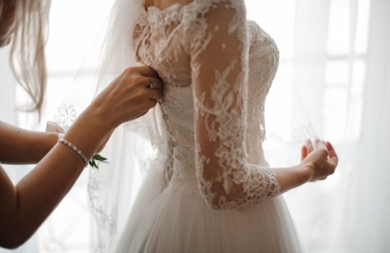 Retouche buste de robe de marié sur Mulhouse